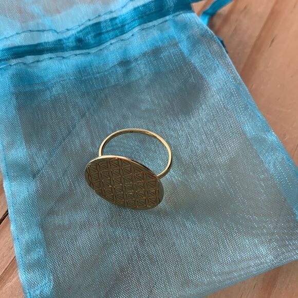 Pretty gold round shape ring - Picture 3 of 4